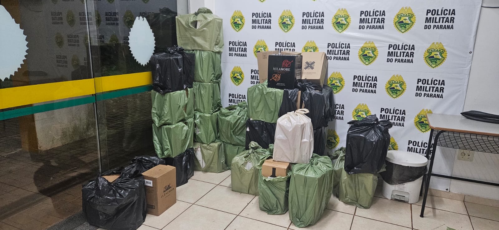 Veículo com 80 caixas de vinhos e azeite é apreendido por descaminho na BR-163