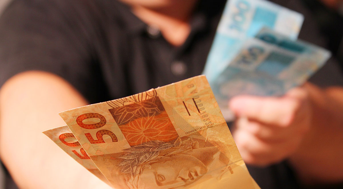 Renda do brasileiro recuou 10% ante o ano passado para R$ 1.065, diz pesquisa