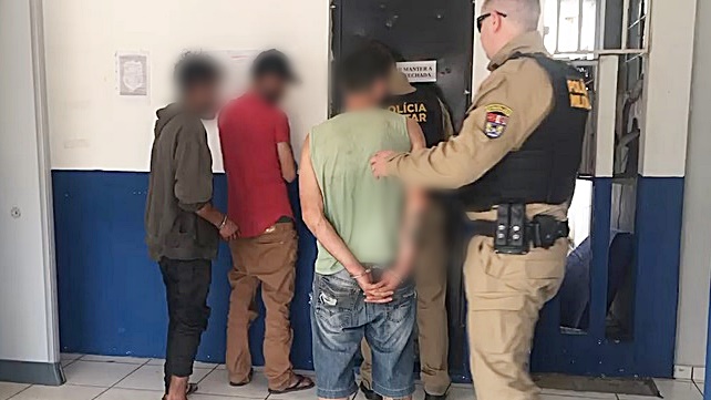 Trio é preso em flagrante após agredir homem na praça central