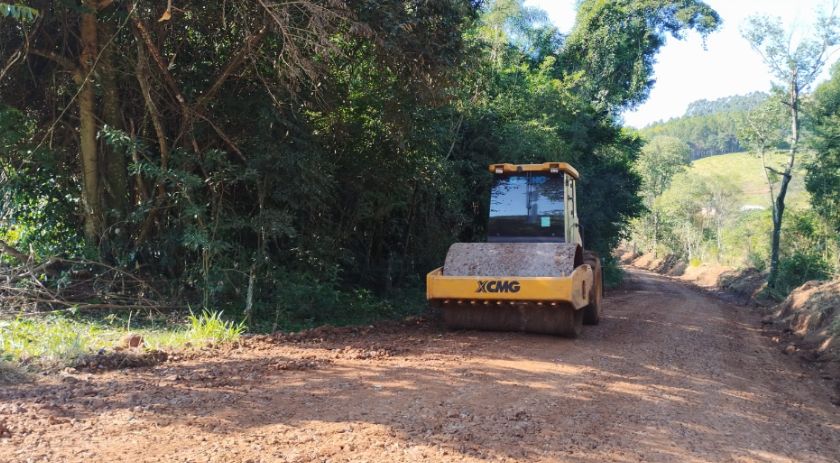 Recuperação de estradas rurais é intensificada em Beltrão