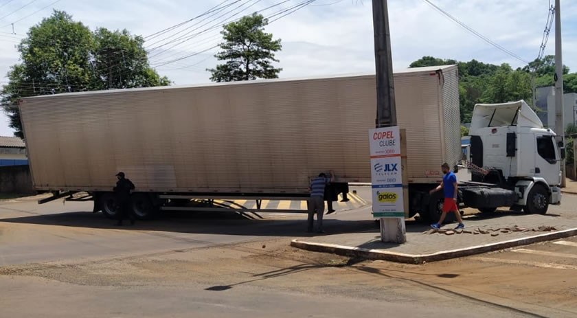 Carreta fica encavalada em rotatória próximo a Unisep