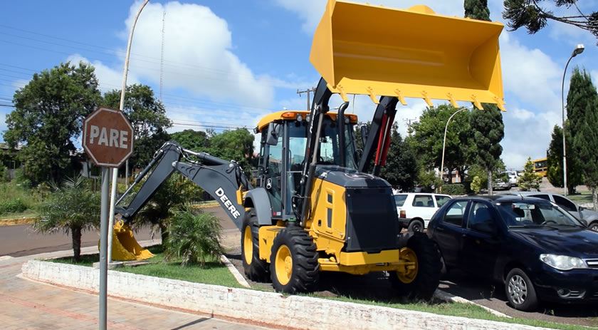 Campo Erê adquire uma retroescavadeira e equipamentos agrícolas