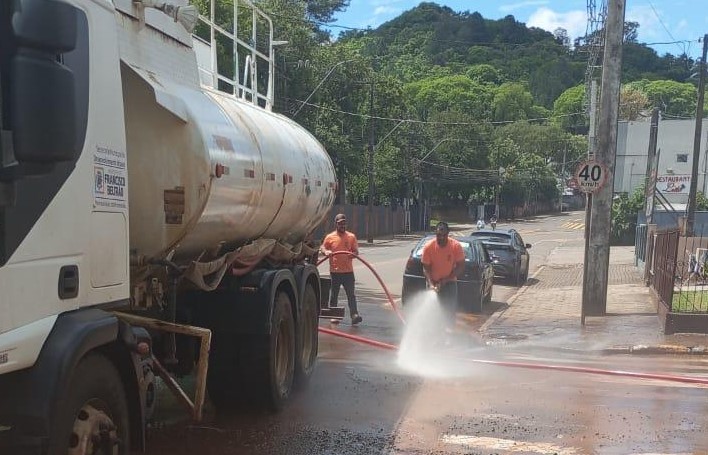 Após fortes chuvas, Prefeitura reforça limpeza de ruas e espaços públicos