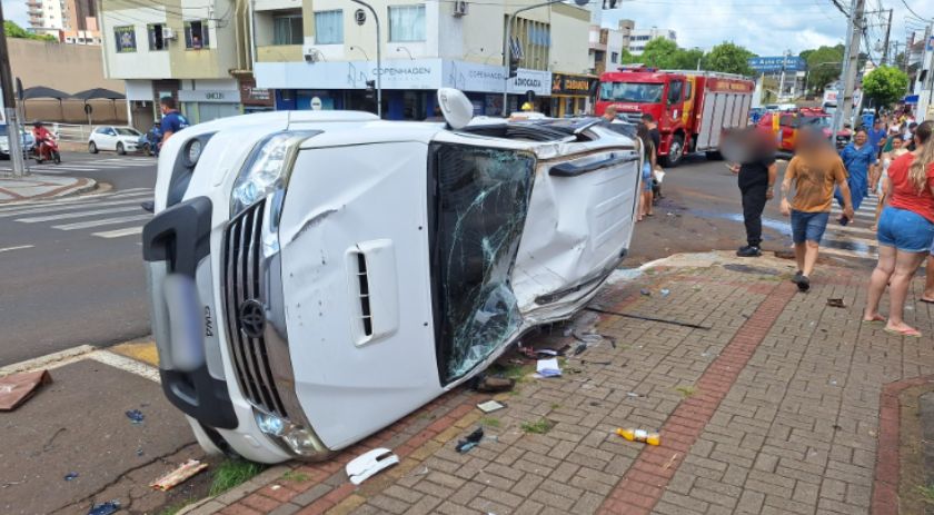 SUV capota após colisão no perímetro urbano de Francisco Beltrão