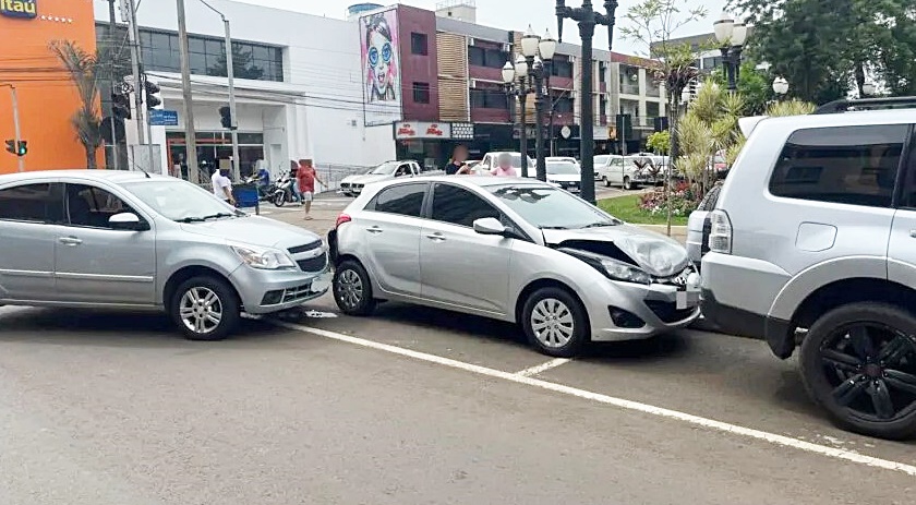 Motorista colide em carro estacionado no centro