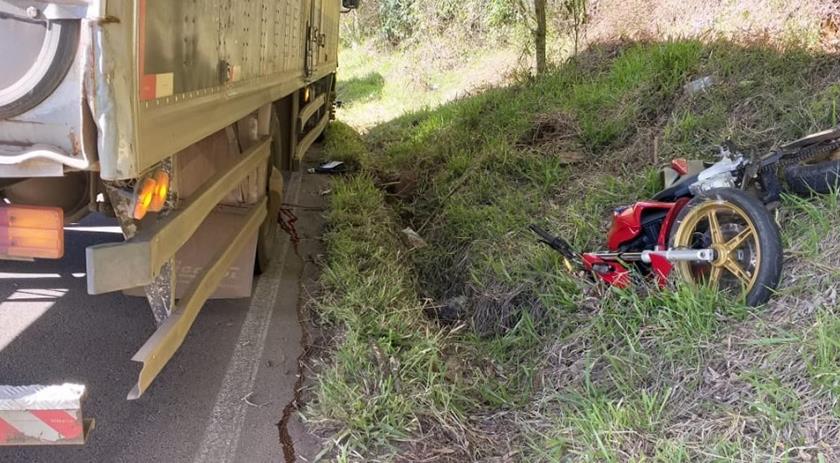 Jovem morre após acidente entre moto e caminhão no Oeste de SC