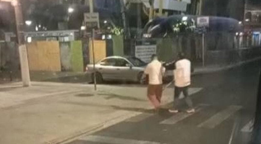 Motorista desce de ônibus e auxilia deficiente visual a atravessar rua em SC