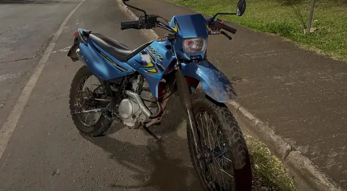 Motociclista fica ferido após colidir contra poste no bairro Pinheirinho