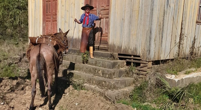 Jovem de Clevelândia viaja no lombo de uma mula até Aparecida do Norte