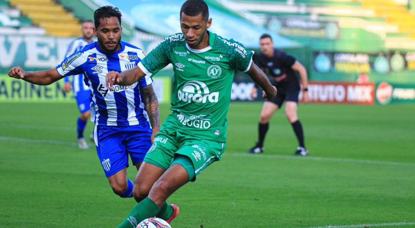 Sem técnico, sem taça e pressionada, Chape vive pior momento na véspera do Brasileirão