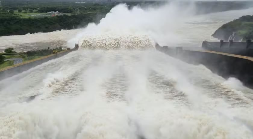 Após abrir seis comportas, vertedouro de Itaipu libera volume de água sete vezes maior que vazão média das Cataratas do Iguaçu