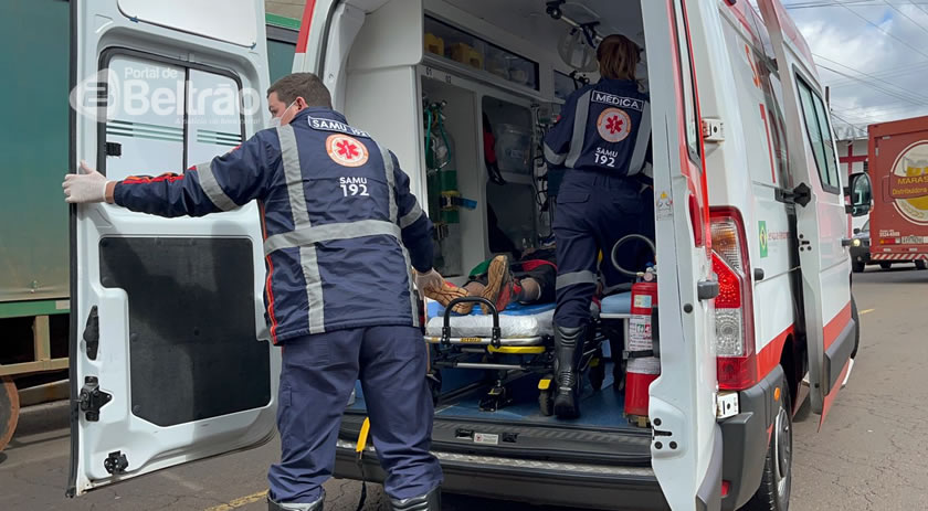 Homem sofre convulsão no trânsito e bate em veículos estacionados