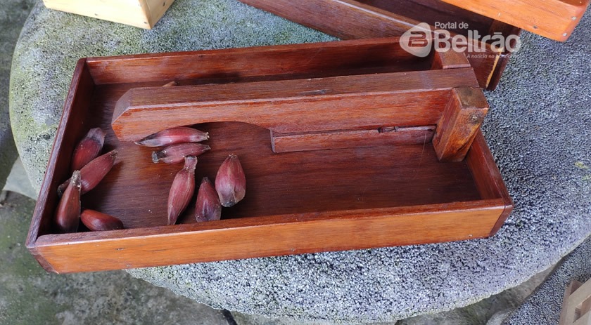 Beltronense fabrica descascadores de pinhão e reverte parte do lucro para compra de cestas básicas