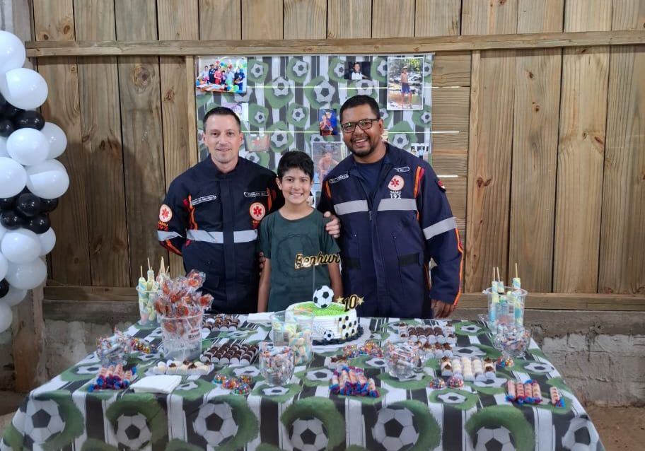 Criança comemora aniversário com os socorristas do SAMU que salvaram há 10 anos