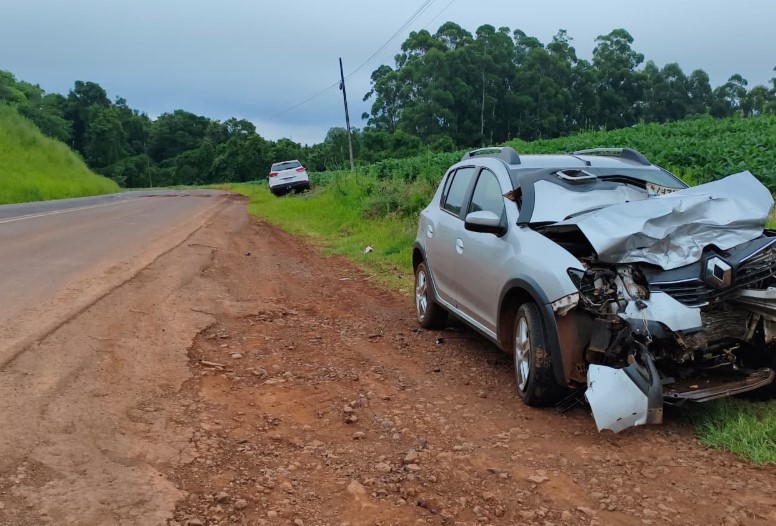 Colisão frontal na PR-493 deixa três pessoas feridas