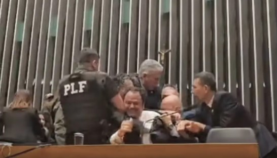 Glauber Braga é retirado à força após ocupar mesa da Câmara