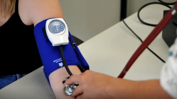 Médicos alertam para riscos de prescrição de testosterona para mulher