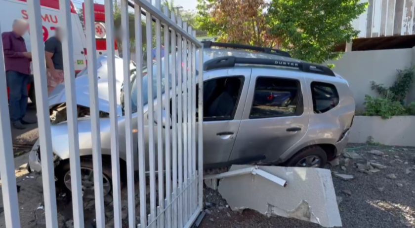 Carro bate em muro após motorista sofrer mal súbito