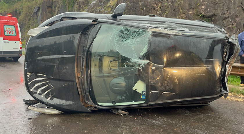 Acidente envolve carreta e New Fiesta na PR 483