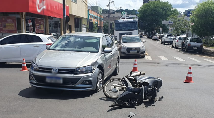 Motociclista se fere em acidente com carro na Rua São Paulo
