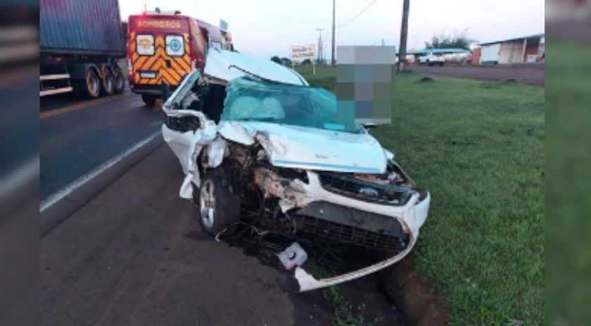 Ultrapassagem termina com colisão entre carro e caminhão na PR 280