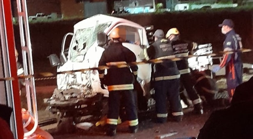 Grave acidente entre ônibus e caminhão deixa duas pessoas mortas na BR-282