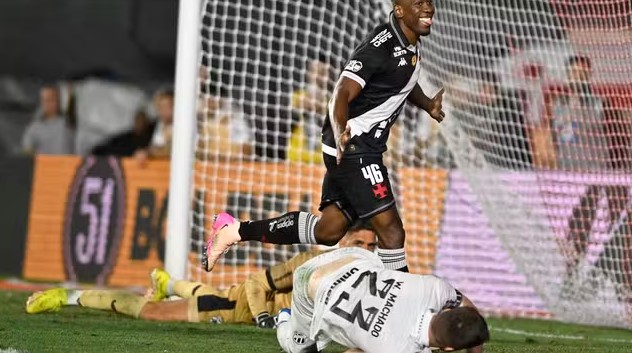 Com um a menos, Ceará busca empate heroico contra o Vasco nos acréscimos