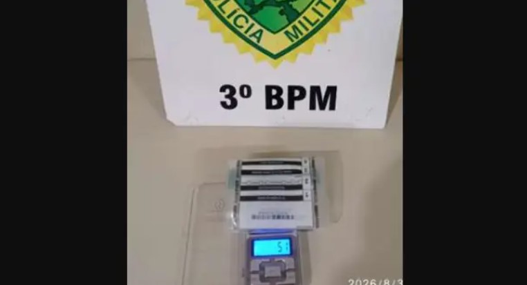Homem é encaminhado à delegacia após ser flagrado com maconha