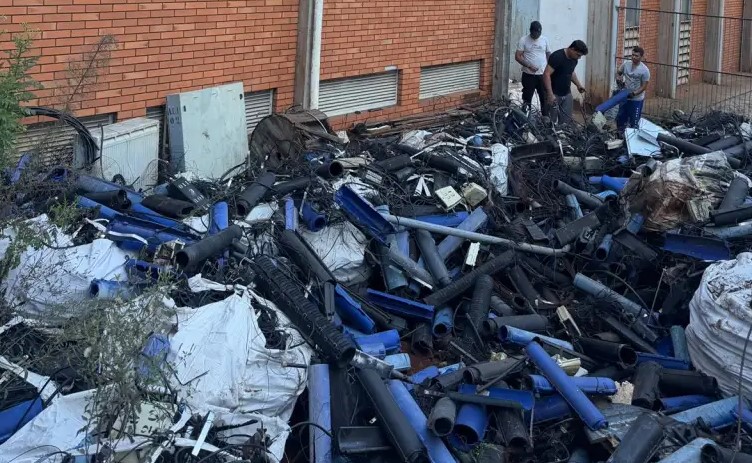 Empresa é notificada após descarte irregular de lixo eletrônico