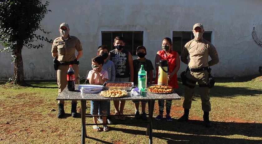Polícia Militar realiza festa surpresa para menino de 11 anos