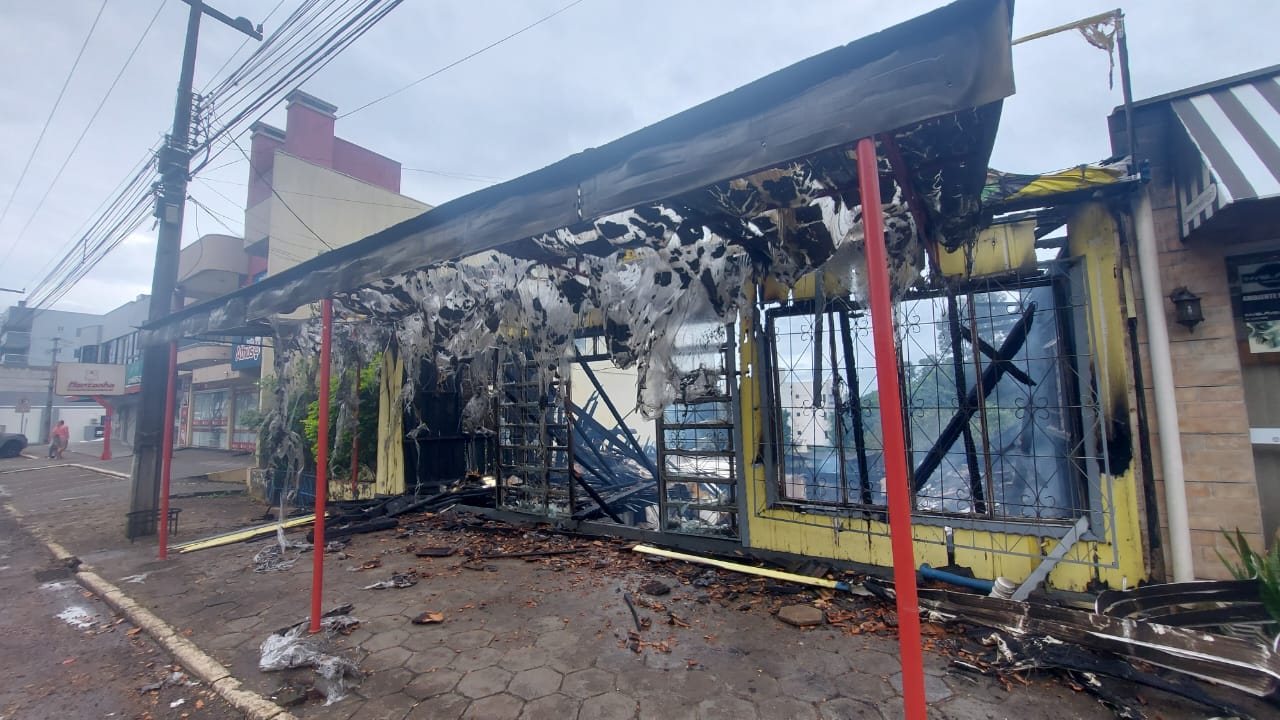 Lanchonete é destruída após ser consumida por incêndio