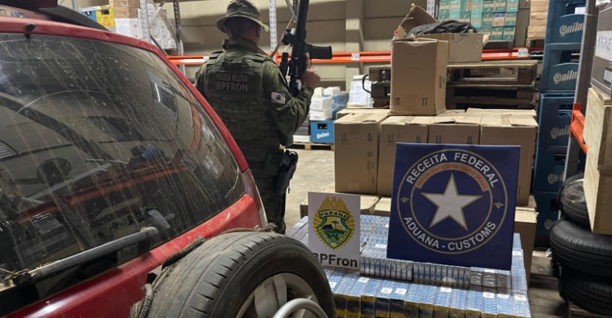 BPFRON e Receita Federal apreendem veículo com 1.349 pacotes de cigarros