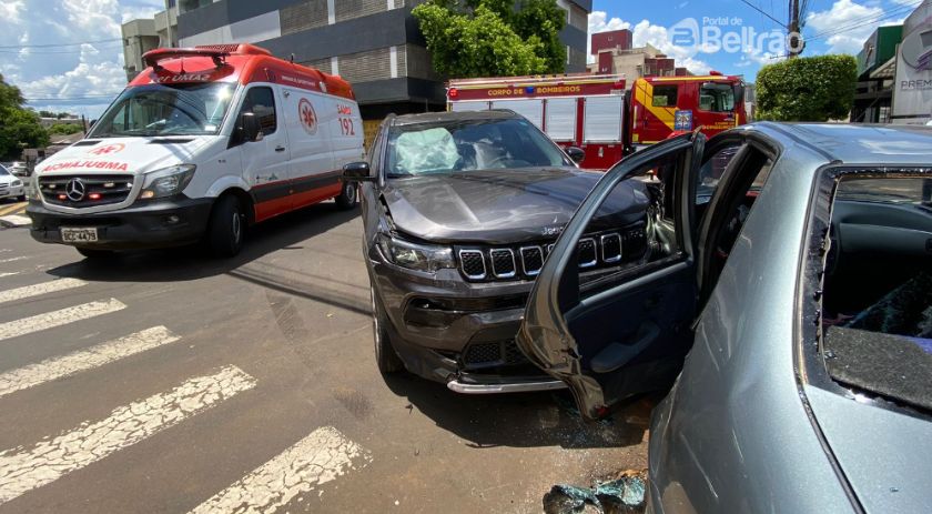 Colisão entre veículos no centro de Francisco Beltrão deixa feridos