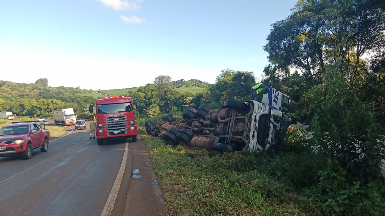 Caminhão tomba e motorista fica ferido na BR 280