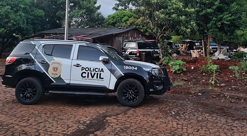 Três pessoas são presas e um adolescente apreendido em operação contra o tráfico de drogas