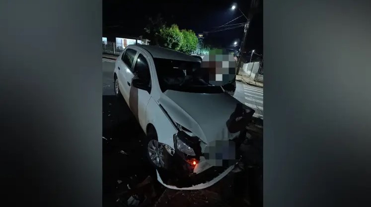 Mulher fica ferida após grave colisão seguida de capotamento no bairro Cango