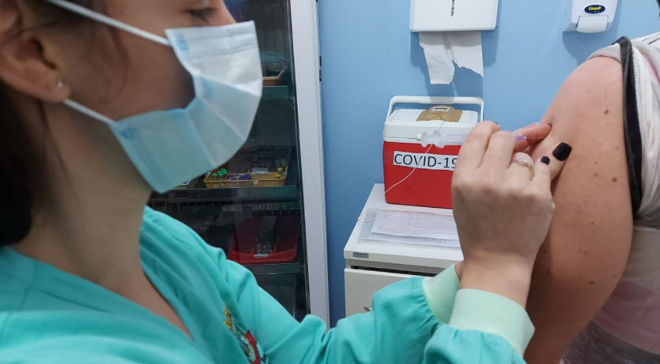 Caminhoneiros começam a receber imunizante da Covid