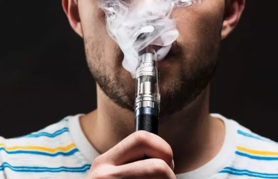 Estudo internacional encontra 500 produtos químicos que podem ser tóxicos em vapes