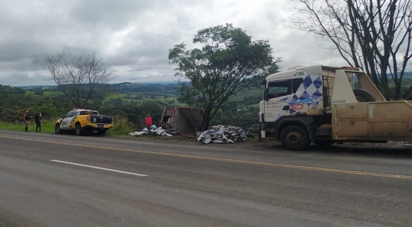 PR-182 interditada para remoção de veículo tombado entre Beltrão e Ampére