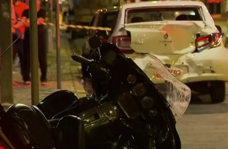 Motociclista morre após bater na traseira de carro parado