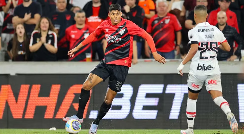 Athletico PR dispensa zagueiro e volante com poucas chances