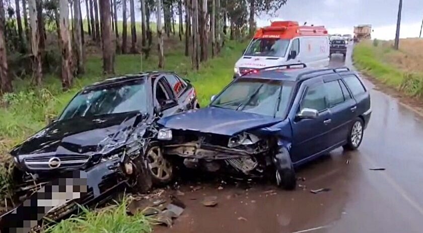 Três pessoas ficam feridas em colisão frontal entre dois veículos