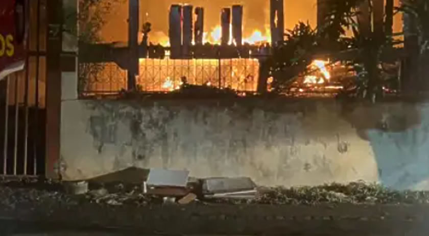 Corpo de Bombeiros é acionado para combater incêndio em residência no bairro Pinheirinho