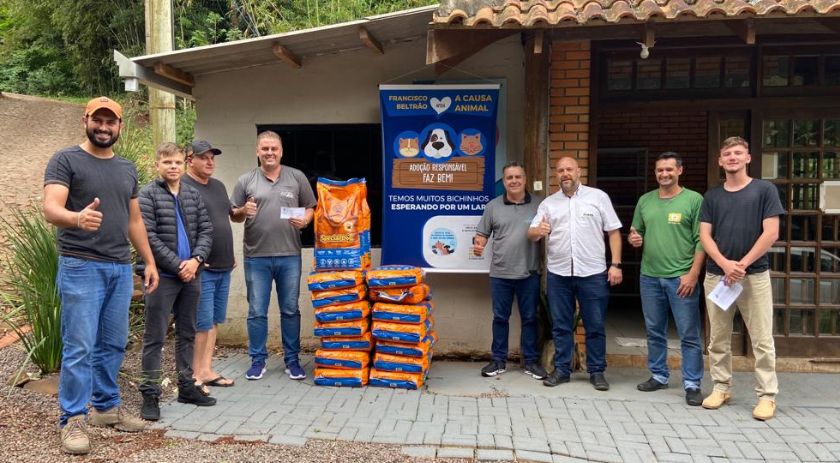 Cães abrigados no Centro de Zoonoses de Francisco Beltrão recebem mais de 200 quilos de ração doados pelo Revebel