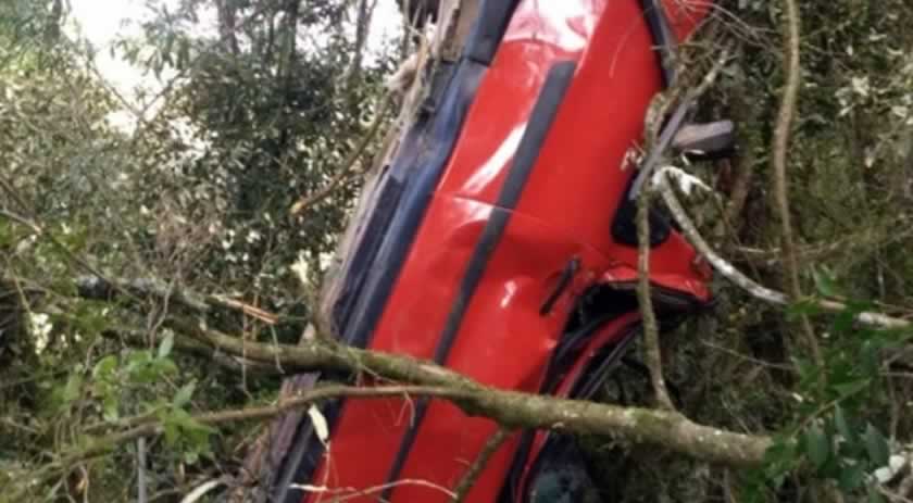 Motorista é lançado a 43 metros de carro e socorrido 16 horas após acidente