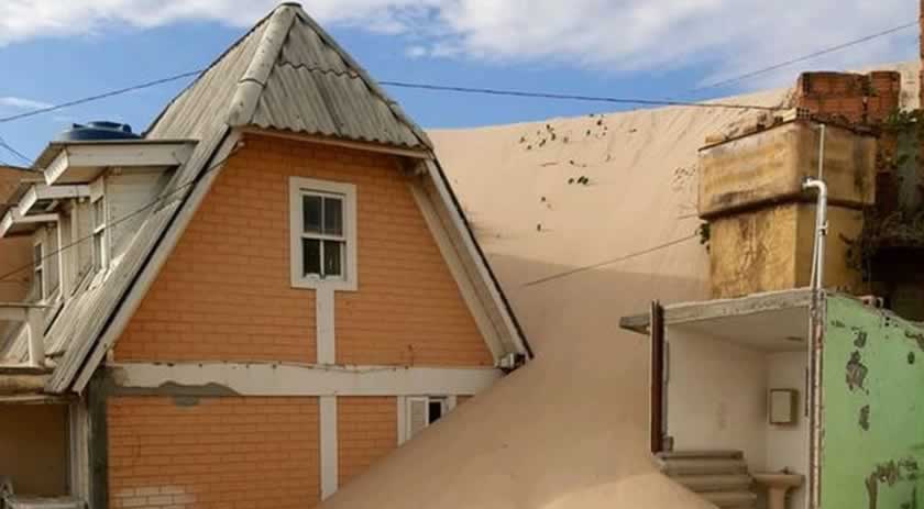 Dunas avançam sobre casas em Florianópolis e imóveis são interditados