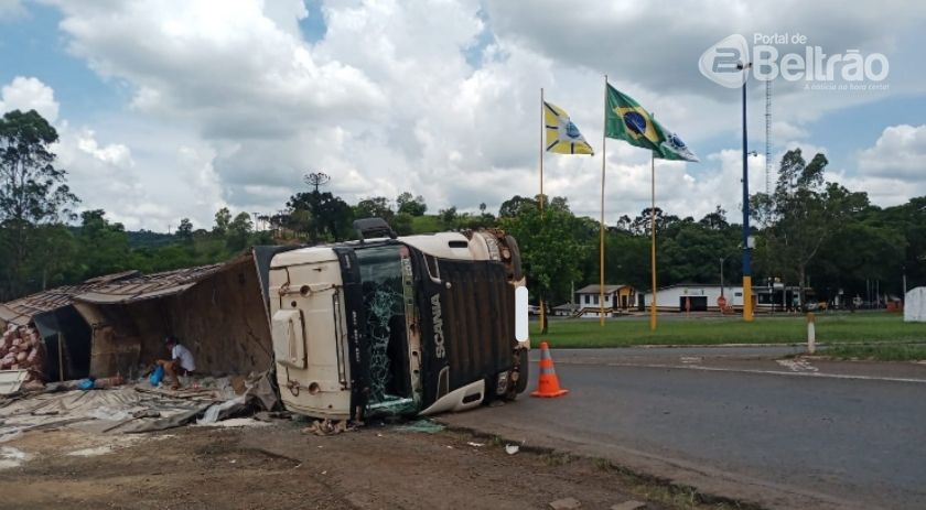 Carreta tomba no trevo na PRE, em Francisco Beltrão