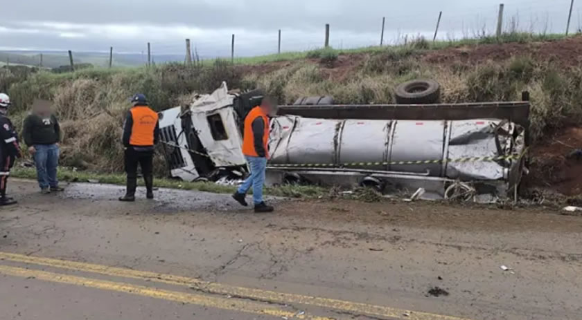 Motorista morre após caminhão de leite tombar na PR-459