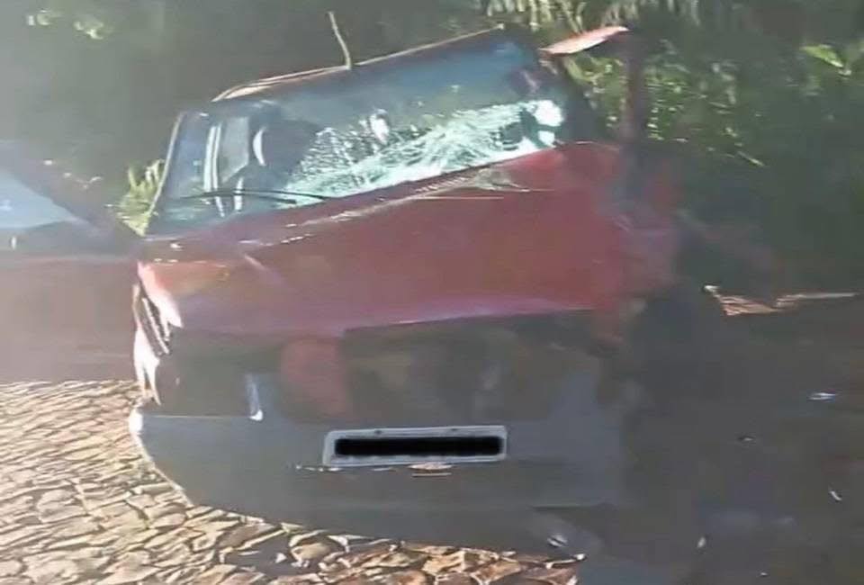 𝐂𝐨𝐥𝐢𝐬𝐚̃𝐨 𝐞𝐧𝐭𝐫𝐞 𝐜𝐚𝐫𝐫𝐨𝐬 𝐝𝐞𝐢𝐱𝐚 𝐝𝐮𝐚𝐬 𝐩𝐞𝐬𝐬𝐨𝐚𝐬 𝐟𝐞𝐫𝐢𝐝𝐚𝐬 𝐧𝐚 𝐳𝐨𝐧𝐚 𝐫𝐮𝐫𝐚𝐥 𝐝𝐞 𝐃𝐨𝐢𝐬 𝐕𝐢𝐳𝐢𝐧𝐡𝐨𝐬