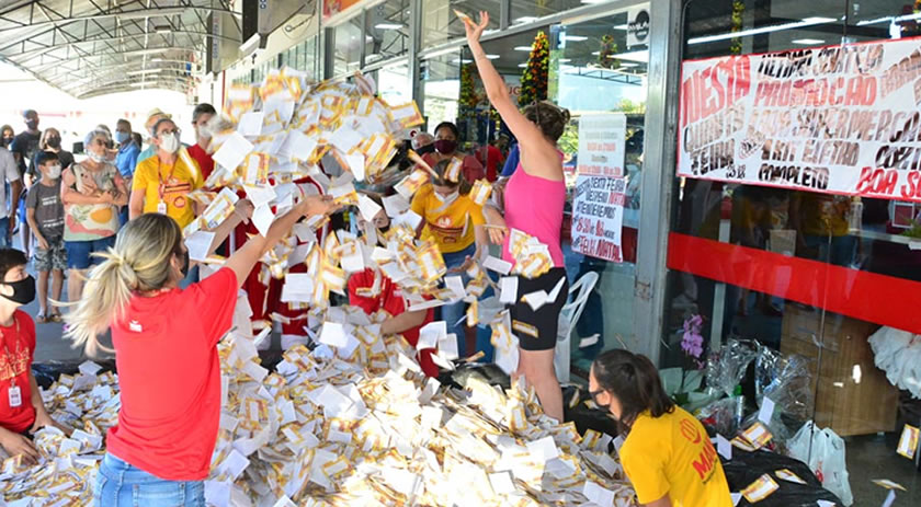Mano Manfroi realiza último sorteio da promoção 1 ano de supermercado grátis